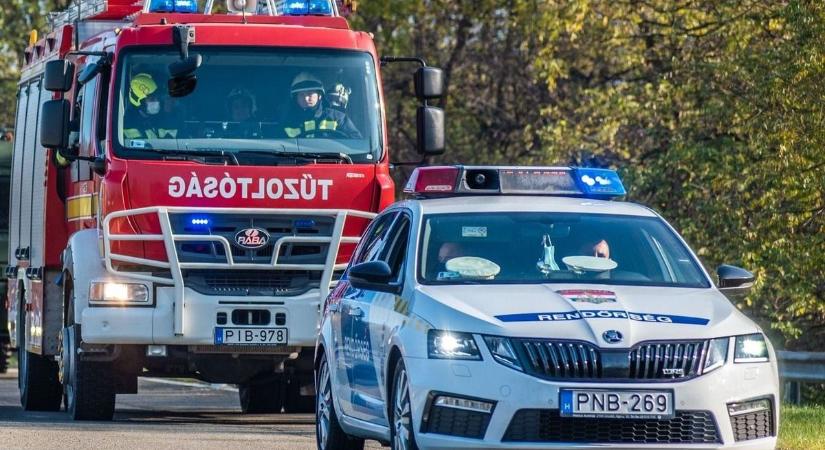 Baleset Oroszlány és Csákvár között: egy autó a tetejére borul