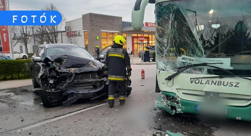 Utasokkal teli busznak csapódott egy autó Balatonfüreden, elaludhatott a vétkes sofőr
