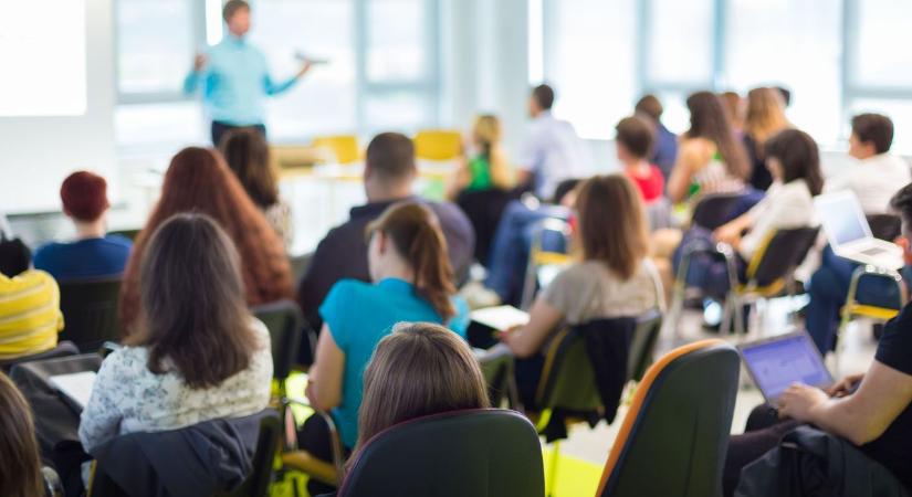 Veszélybe került a váti iskola - a szülők petíciót indítottak