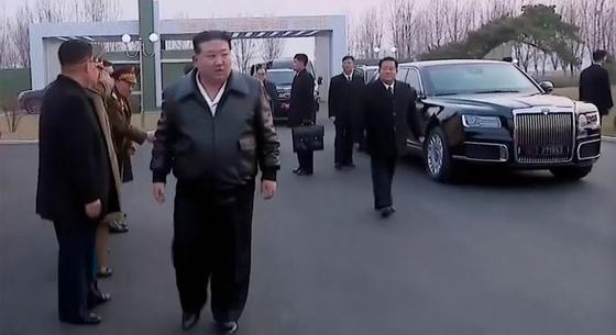 Videó: Putyintól kapott orosz luxusautóval furikázott Kim Dzsong Un