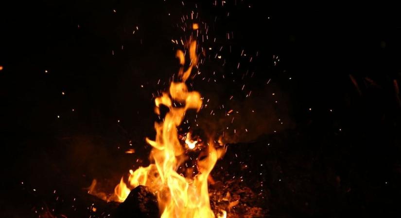 94 tűzoltó küzdött a lángokkal, porrá égett a színésznő otthona