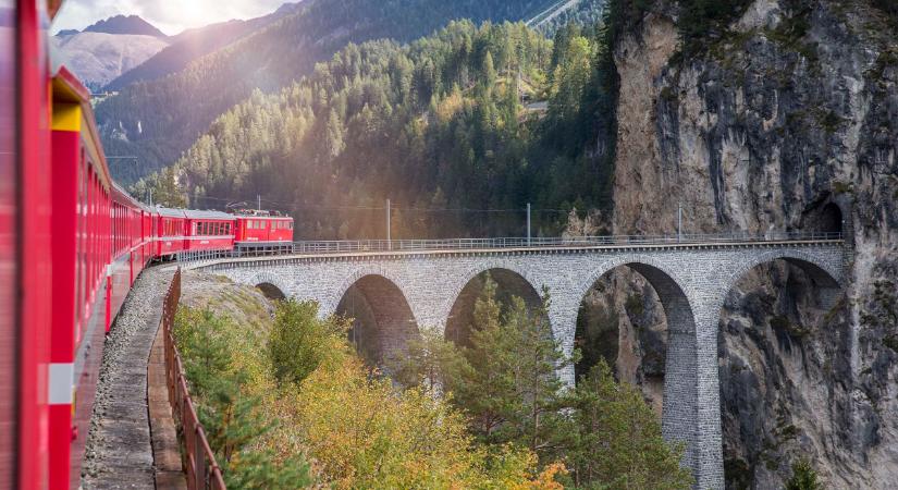 A 65 méter magas, hegyi alagútba vezető káprázatos svájci viadukt