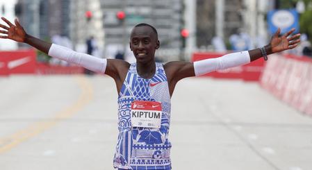 Megivott két sört a kenyai maratonrekorder saját és edzője halálát okozó autóbalesete előtt