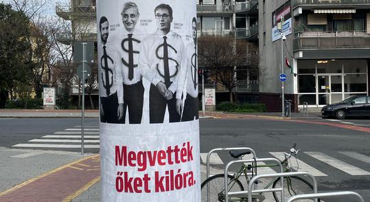 A bohóckampányhoz méltó színvonalú plakátokkal kezdte telerakni az utcákat a CÖF