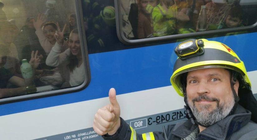 Leszakadt a felsővezeték Biatorbágynál, a tűzoltók megdicsérték a türelmes utasokat