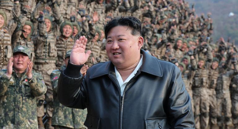 Kim Dzsongun a Putyintól kapott luxusautójával furikázott Phenjanban
