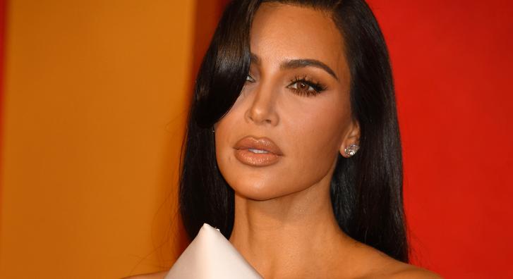 Szétszedik az internetezők Kim Kardashiant, szerintük úgy öltözött fel, mint egy kisiskolás