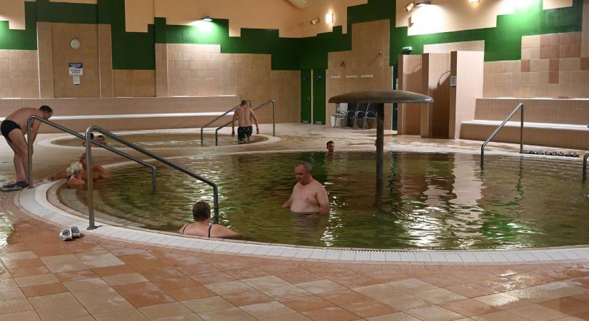 Olcsó fürdőbelépők nyugdíjasoknak, békési fürdőtippek, medencenyitás Zalakaroson