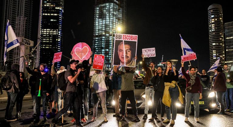 Vigyázúkkal oszlatták az autópályát blokkoló, kormányellenes tüntetőket Tel-Avivban