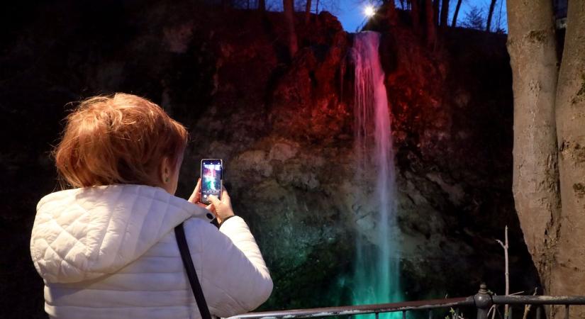 Piros-fehér-zöld ruhát ölt estére a lillafüredi vízesés - képekkel, videóval