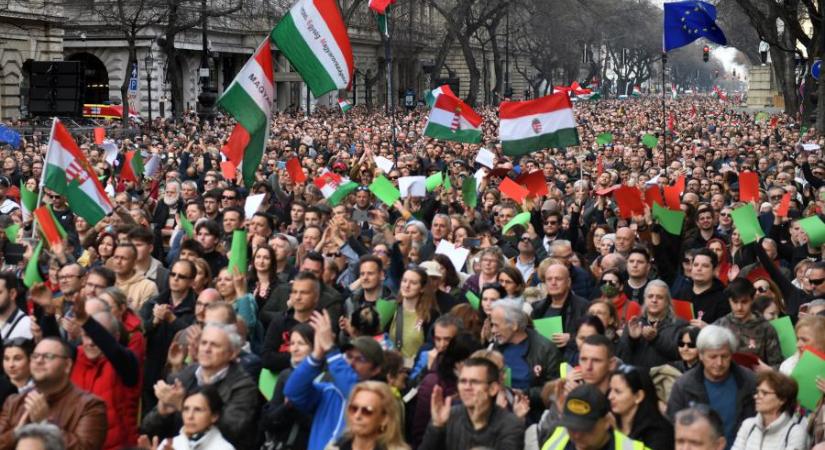 „Az emberek elégedetlensége eljutott arra a szintre, hogy már muszáj történnie valaminek” – Videó Magyar Péter tüntetőiről