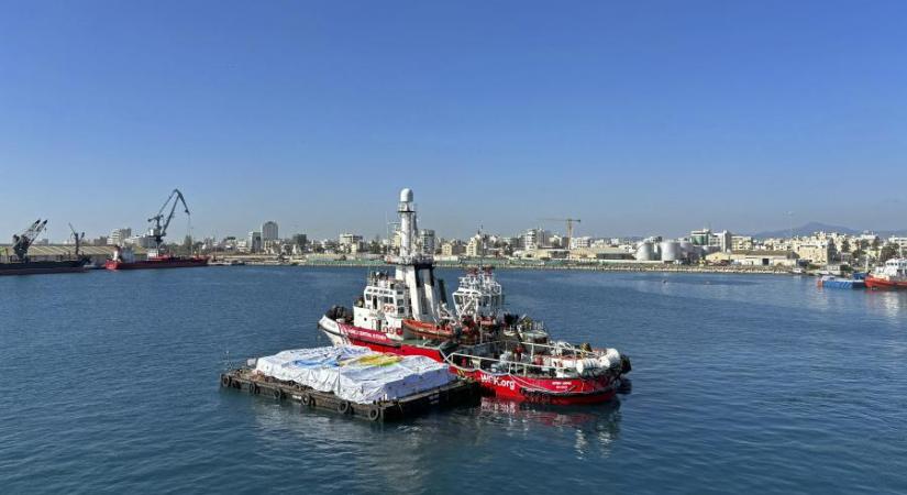 Megérkezett a Ciprusról útnak indított segélyszállító hajó Gázába, már kipakolták a 200 tonnányi élelmiszert