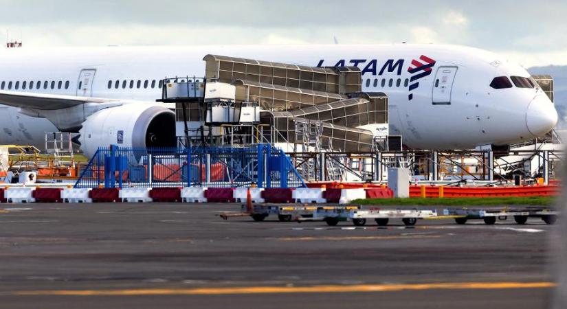Véletlenül megnyomott gomb miatt sérülhetett meg ötven ember a Sydneyből Aucklandbe tartó Boeing-gépen