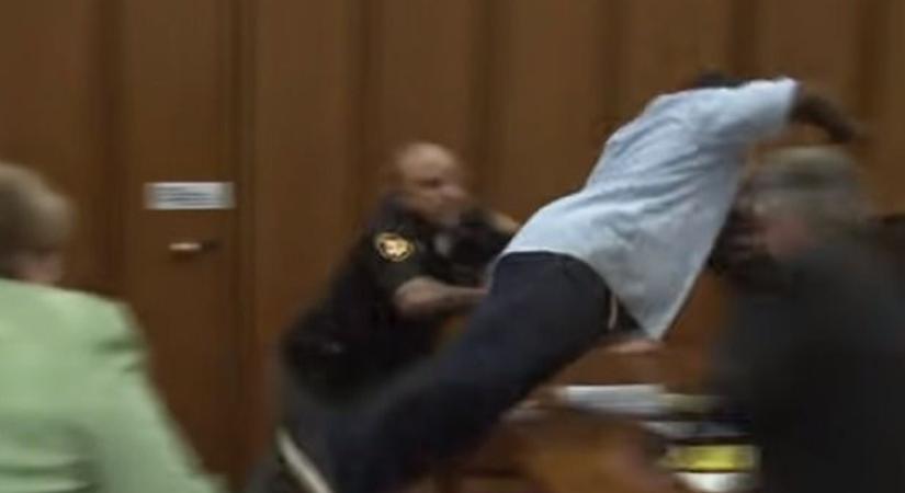 Sikolyok, pofonok - kamerák előtt szabadult el a pokol a tárgyalóteremben – videó