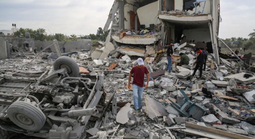 Egy család 12 tagja vesztette életét Gázában az éjjeli bombázásokban