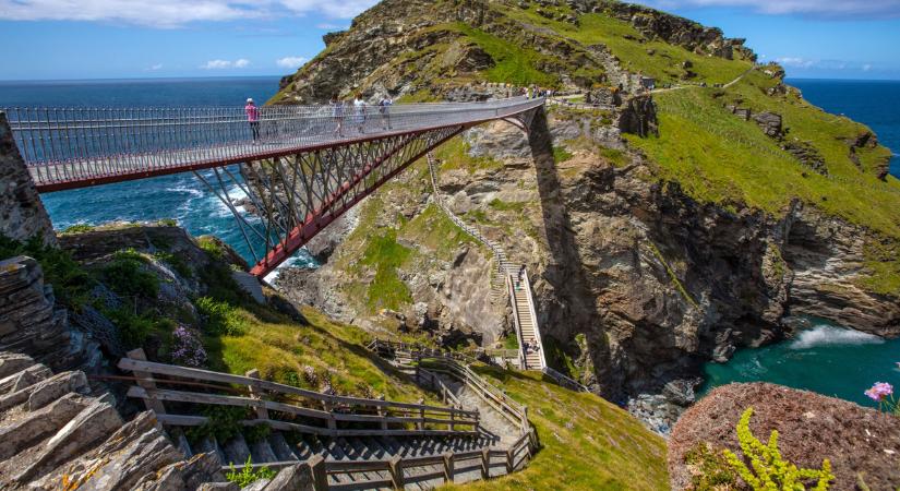 58 méteres magasságban húzódik ez a gyalogos híd Cornwall tengerparti sziklafalai között