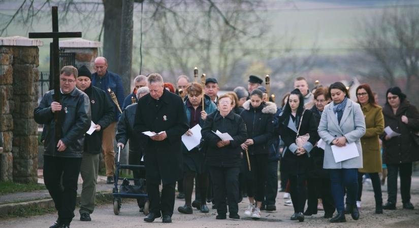 A szalmatercsi nagyböjti lelki napon nyugalmazott püspökkel imádkozhattak a hívők