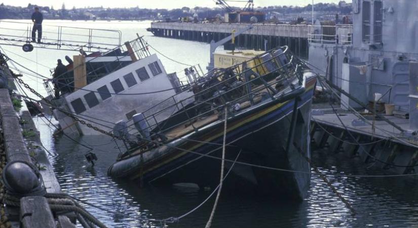 Víz alatti aknákkal süllyesztették el a franciák a Greenpeace hajóját - Tragédiával végződött az 1985-ös akció, melynek szálai a francia elnökig vezettek