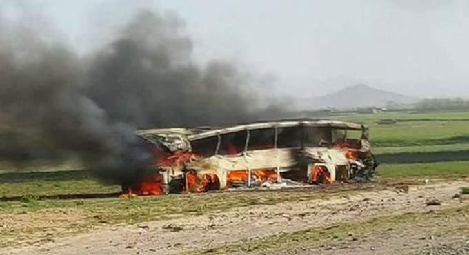 21 ember meghalt, amikor autóbusz ütközött egy tartálykocsival Afganisztánban
