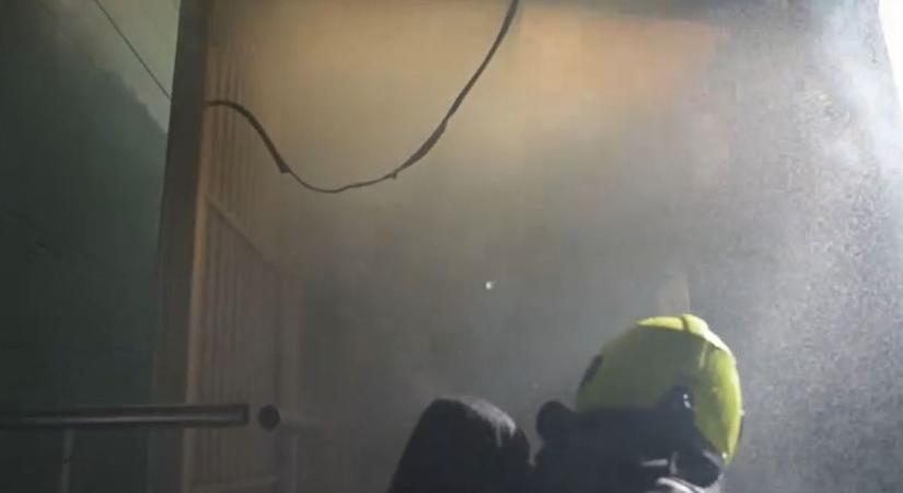 Lángok csaptak fel a Semmelweis Egyetemen, nagy erőkkel vonultak ki a tűzoltók  videó