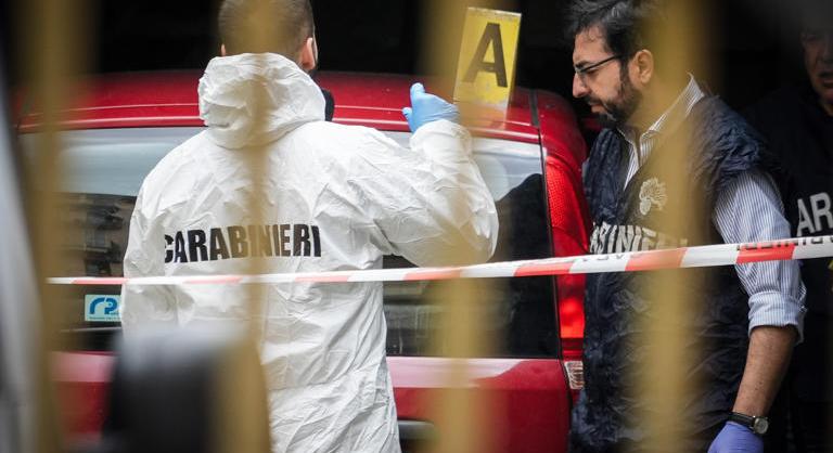 Fiatal pár holttestét találták meg egy autóban Nápolyban