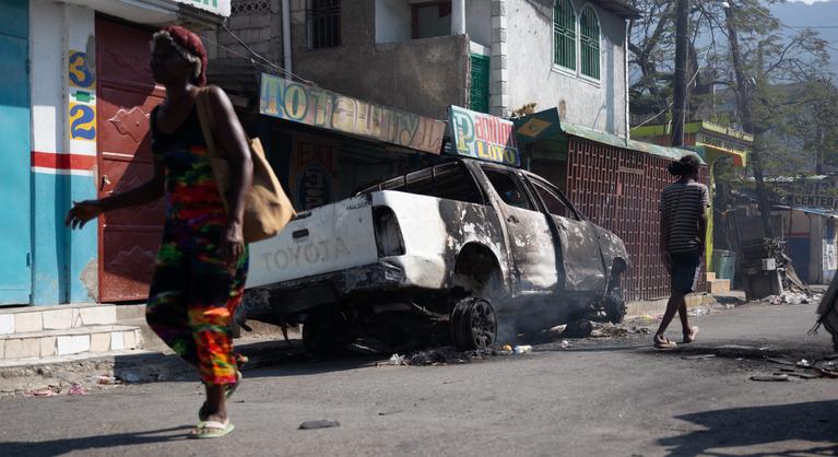 Fegyveresek fosztottak ki egy segélyekkel teli konténert Haitin