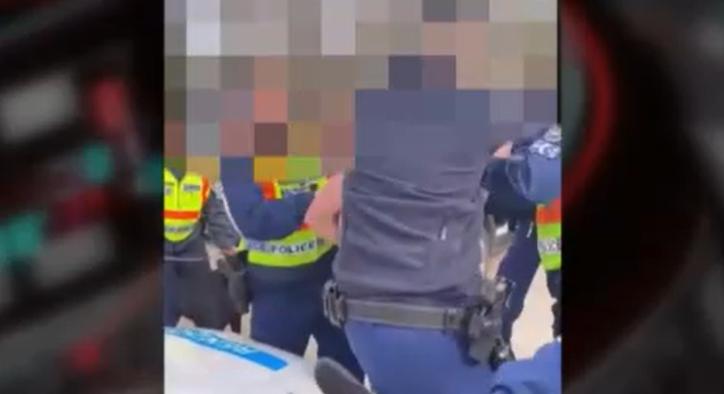 Elfajult egy rendőri intézkedés Kerepesen: többen is kórházba kerültek a tömegbunyó után – videón a balhé