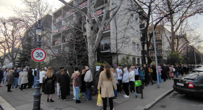 Orosz elnökválasztás: volt, aki négy órát állt sorban Budapesten, hogy érvénytelenül szavazhasson