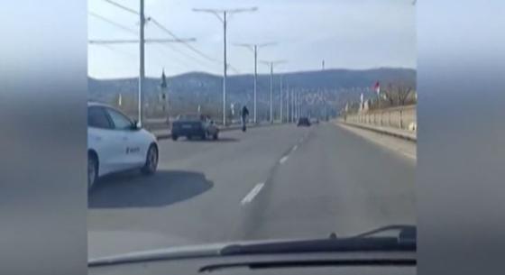 Az autók közt száguldott egy rolleres az Árpád hídon - videó