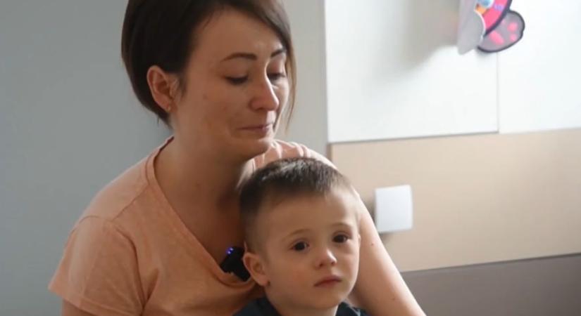 Gyomorrontással vitték orvoshoz a 3 éves Ádámot, most az életéért küzdenek - videó