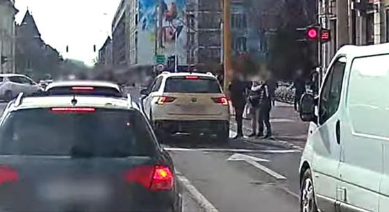 Szinte félrelökdöste a gyalogosokat egy autós Győrben úgy ment át a tiloson - videó