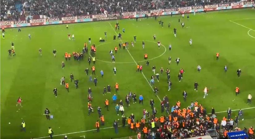Tömegverekedés tört ki a focipályán Törökországban  videó