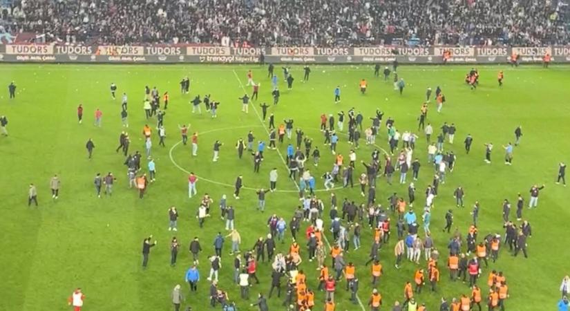 A pályán ütötték a Fenerbahce futballistáit az ellenfél ultrái