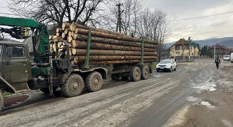 Illegálisan kivágott fát szállító teherautót állítottak meg Kárpátalján