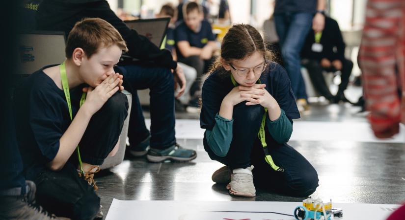 Budapesti és jászapáti diákok képviselik Magyarországot az észtországi robotikaversenyen