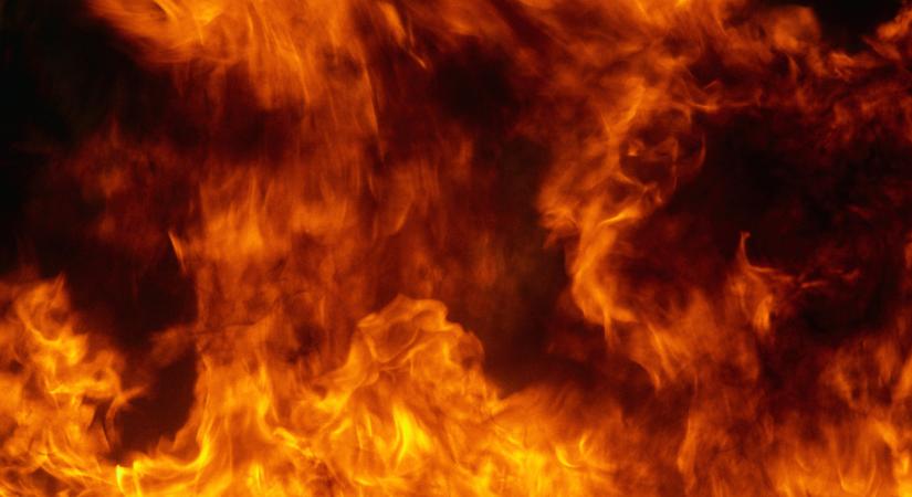 Felcsaptak a lángok Zicsen: nagy erőkkel vonultak ki a tűzoltók