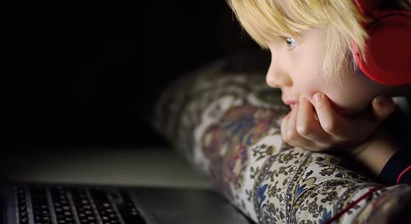 Erőszakos tartalomba fut a gyerek, ha internetezik