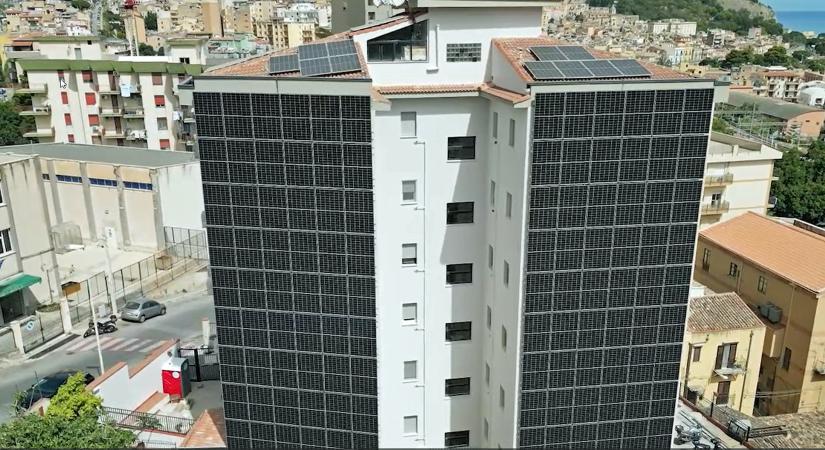 Fotovoltaikus homlokzat biztonságos tartása – Energetikai korszerűsítés egy szicíliai lakóparkban