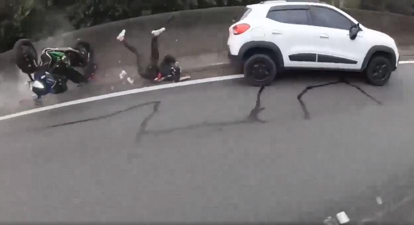 Falhoz vágott egy motorost, majd tetőre rakta a Renault-t egy részeg sofőr