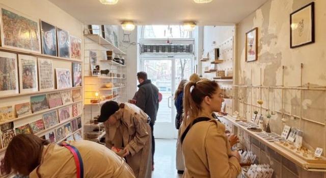 A bőröndben kevés helyet foglaló, magyar tervezésű szuvenírek boltja nyílt az Astoriánál