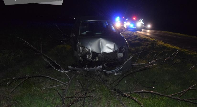 BALESET: Részegen fának ütközött autójával egy férfi Nagyabonynál (FOTÓK)