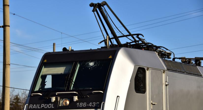 Leszakadt a drót Szeged-Rendezőben, egy Traxx szélvédője bánta