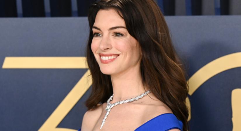 Anne Hathaway élete legdögösebb szettjét viselte: istennőként mutatott benne