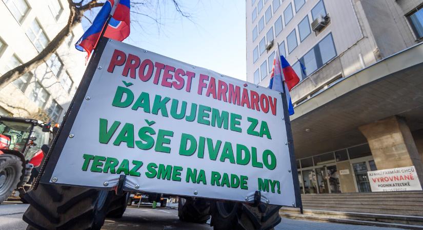 Az elégedetlen gazdák hétfőn az agrárminisztérium előtt tüntettek