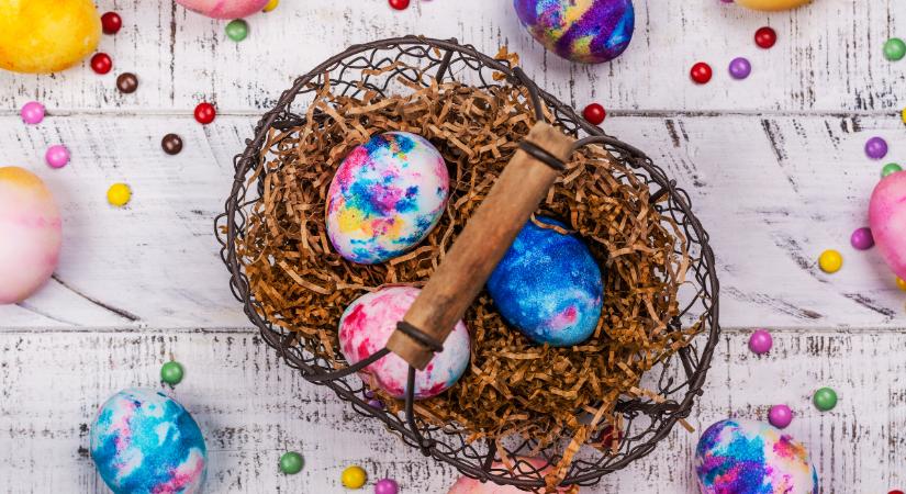 Ennél szórakoztatóbb húsvéti tojásfestési módszert még nem láttunk