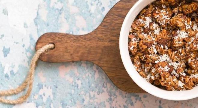 Cukormentes granola ropogósan – csokival és banánnal