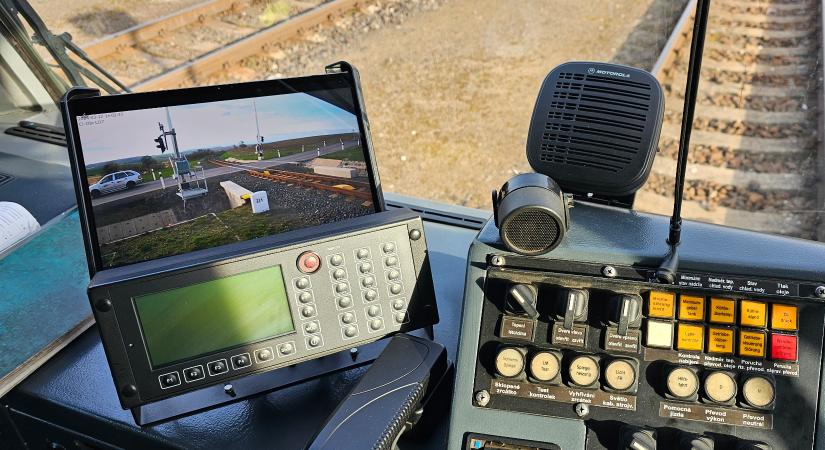 Online kamerarendszert tesztelnek csehországi vasúti átjárókban