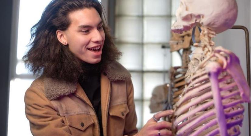 Egy 24 éves fiú emberi csontokat árul, és TikTok-sztár lett
