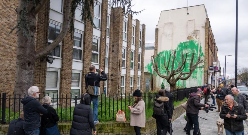 Londonban tűnt fel Banksy legújabb műve, ami több egy zöld festékkel összemázolt tűzfalnál