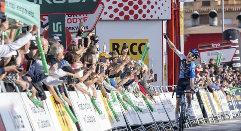 Országútis hírek külföldről: ausztrál sikerrel kezdődött a Katalán Kör, UCI-pontokat szerzett Dina Márton, új szerződést kötött van der Poel és a Canyon